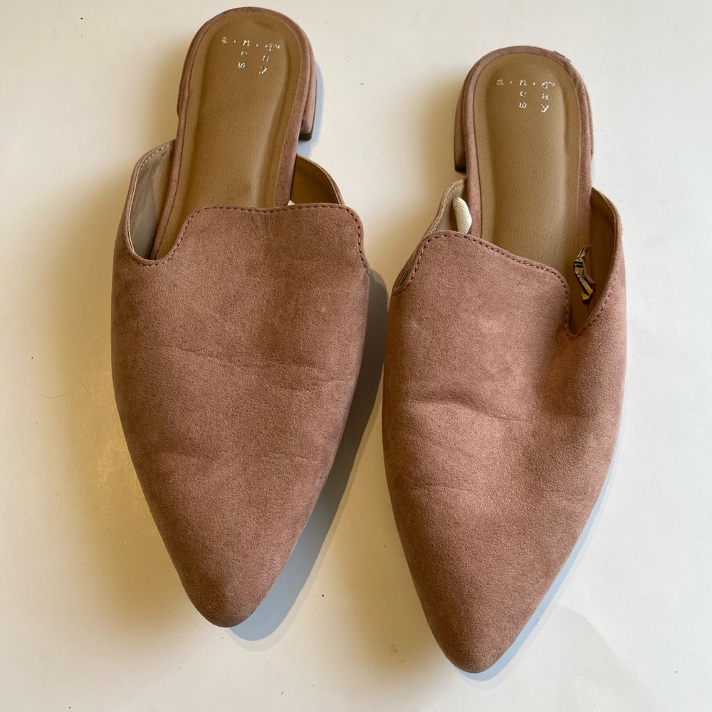 And eawy blush pink size 8.5 slip on…